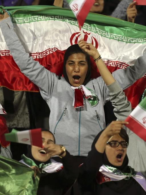 Weibliche iranische Fans im Oktober 2018 in Teheran bei einem Spiel gegen Bolivien - damals gab es eine der seltenen Ausnahmen des Ausschlusses von Frauen.