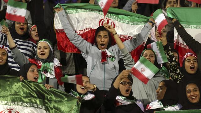 Weibliche iranische Fans im Oktober 2018 in Teheran bei einem Spiel gegen Bolivien - damals gab es eine der seltenen Ausnahmen des Ausschlusses von Frauen.