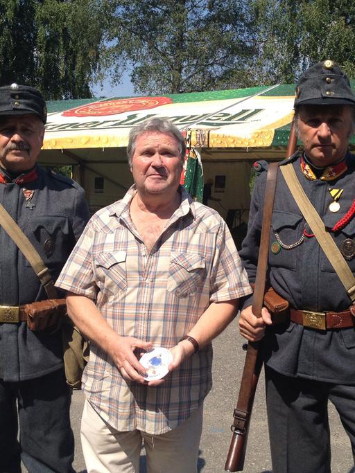 Der Enkel des Schriftstellers Jaroslav Hasek, Richard Hasek, eingerahmt von zwei Männern in Uniform des österreichisch-ungarischen Heeres; aufgenommen beim Hasek-Festival in Lipnice nad Sazavou (Tschechische Republik) am 19.07.2014.
