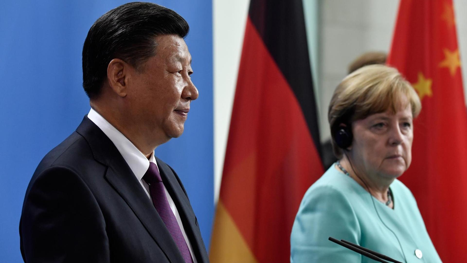 Ein neuer Verbündeter? Chinas Staatschef Xi Jinping und Bundeskanzlerin Merkel geben in Berlin eine Pressekonferenz.