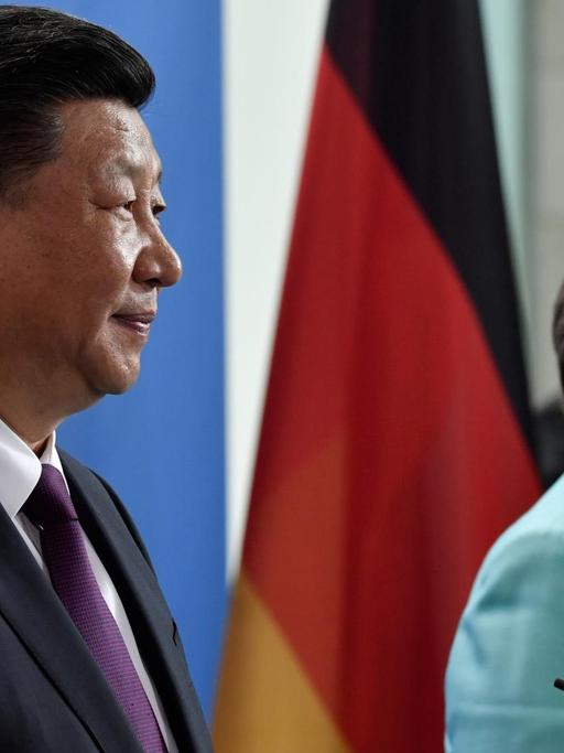 Ein neuer Verbündeter? Chinas Staatschef Xi Jinping und Bundeskanzlerin Merkel geben in Berlin eine Pressekonferenz.