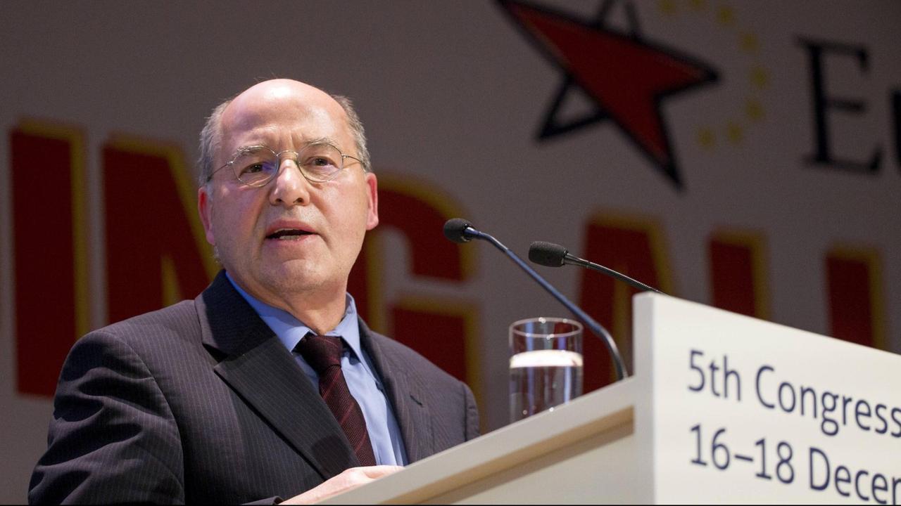 Gregor Gysi beim Kongress am 17.12.2016, auf dem er zum Vorsitzenden der Europäischen Linken gewählt wurde. Gregor Gysi beim Kongress am 17.12.2016, auf dem er zum Vorsitzenden der Europäischen Linken gewählt wurde.