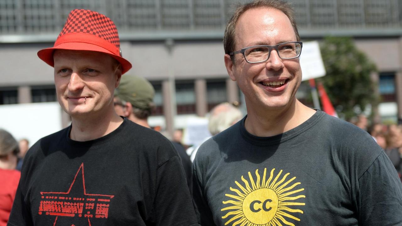 Die Journalisten Markus Beckedahl und André Meister vom Blog netzpolitik.org bei der Unterstützerdemo für sie in Berlin