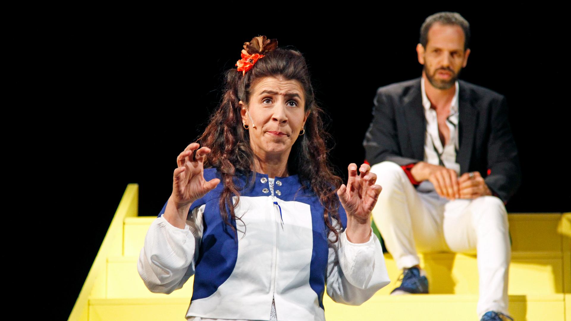 Die Schauspieler Orit Nahmias (l.) und Karim Daoud in einer Szene von "The Situation" im Maxim Gorki Theater Berlin bei der Premiere 2015 Die Schauspieler Orit Nahmias (l.) und Karim Daoud in einer Szene von "The Situation" im Maxim Gorki Theater Berlin bei der Premiere 2015