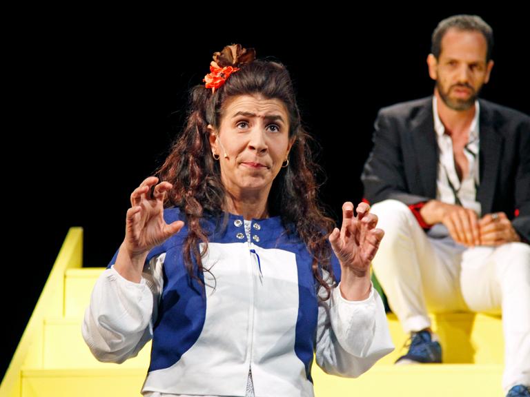 Die Schauspieler Orit Nahmias (l.) und Karim Daoud in einer Szene von "The Situation" im Maxim Gorki Theater Berlin bei der Premiere 2015