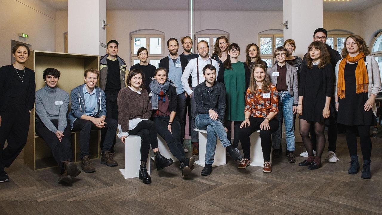Open Mike Jahrgangsfoto 2018: Astrid Ebner, Katharina Goetze, Rebekka Greifenberg, Christian Hödl, Felix Krakau, Grit Krüger, Demian Lienhard, Olivia Meyer Montero, Merle Müller-Knapp, Yade Yasemin Önder, Sven Pfizenmaier, Eva Raisig, Lennart Schaefer, Marina Schwabe, Erik Wunderlich, Kyrill Constantinides Tank, Caren Jeß, Caroline Rehner, Lara Rüter, Robert Wenzl. Open Mike Jahrgangsfoto 2018: Astrid Ebner, Katharina Goetze, Rebekka Greifenberg, Christian Hödl, Felix Krakau, Grit Krüger, Demian Lienhard, Olivia Meyer Montero, Merle Müller-Knapp, Yade Yasemin Önder, Sven Pfizenmaier, Eva Raisig, Lennart Schaefer, Marina Schwabe, Erik Wunderlich, Kyrill Constantinides Tank, Caren Jeß, Caroline Rehner, Lara Rüter, Robert Wenzl.