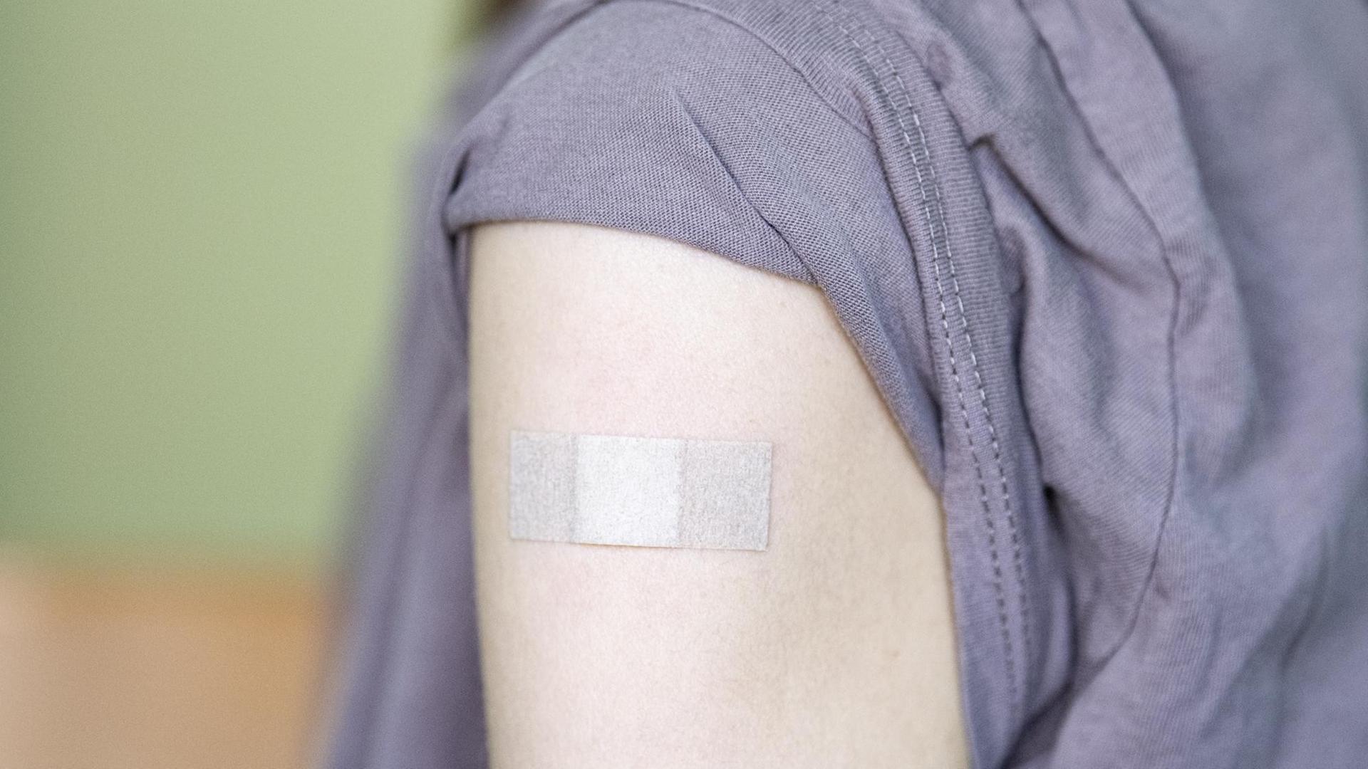 Auf dem Arm eines Jugendlichen klebt ein Pflaster, nachdem er bei einem Kinder- und Jugendarzt geimpft wurde. Auf dem Arm eines Jugendlichen klebt ein Pflaster, nachdem er bei einem Kinder- und Jugendarzt geimpft wurde.