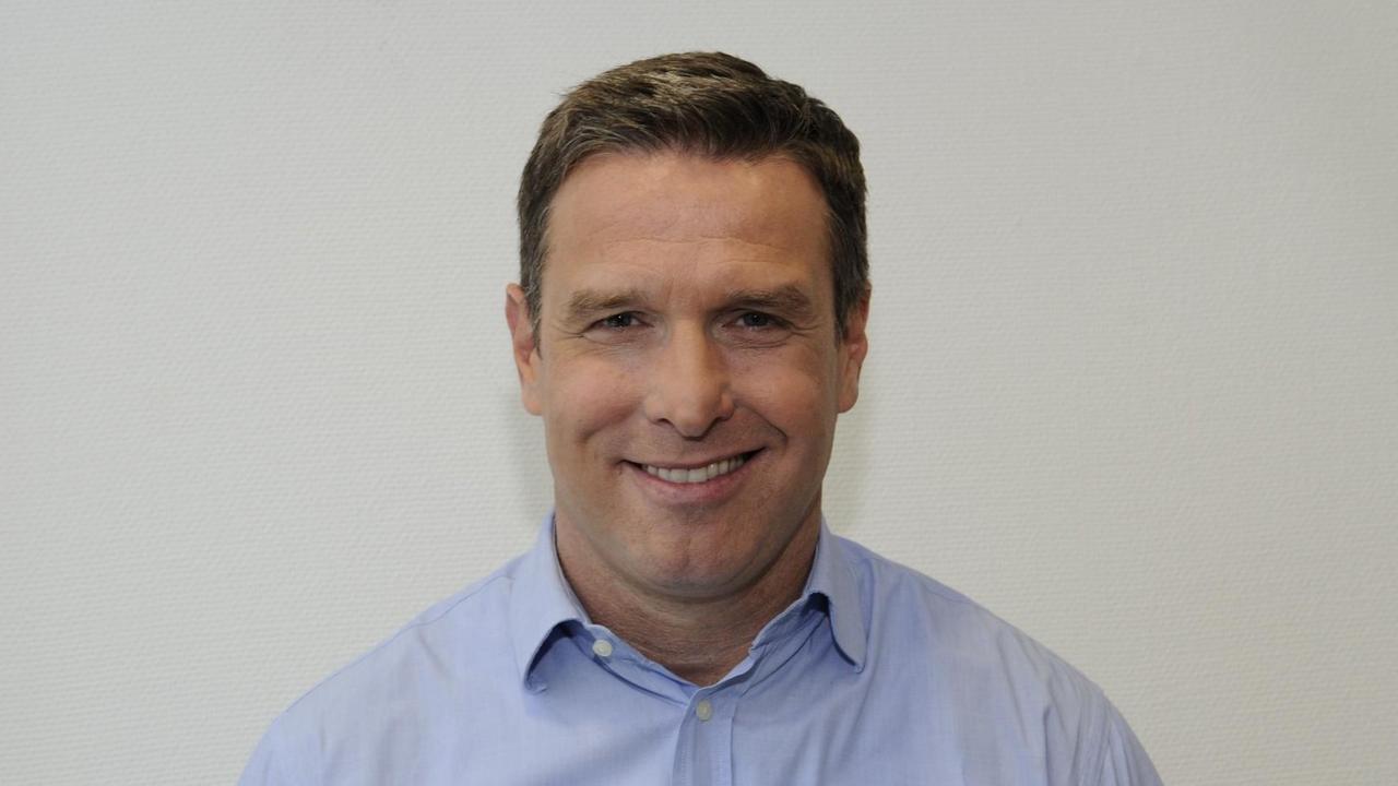 Der ehemalige Fussballspieler Oliver Roth ist heute Börsenmakler und Finanzexperte. Der ehemalige Fussballspieler Oliver Roth ist heute Börsenmakler und Finanzexperte.