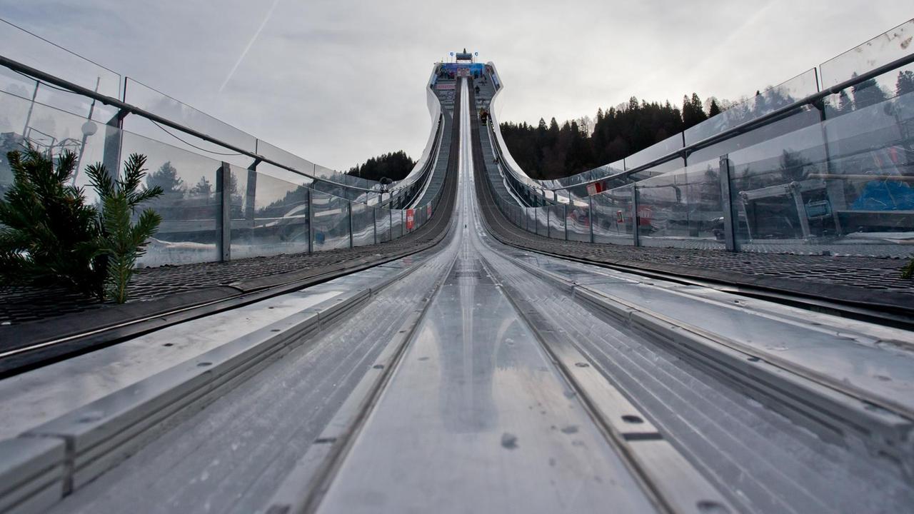Blick auf die Ski-Sprungschanze in Garmisch-Partenkirchen - einer der Stationen der Vierschanzentournee. Blick auf die Ski-Sprungschanze in Garmisch-Partenkirchen - einer der Stationen der Vierschanzentournee.