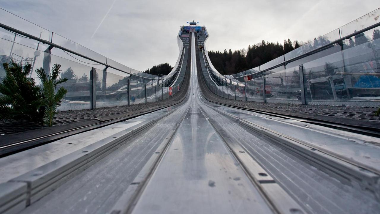 Blick auf die Ski-Sprungschanze in Garmisch-Partenkirchen - einer der S...</p>

                        <a href=