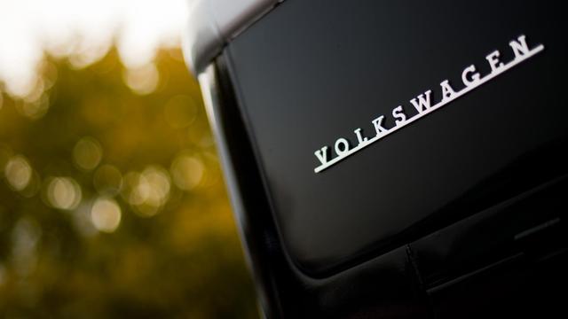 Der Schriftzug "Volkswagen" auf einem schwarzen Auto. 