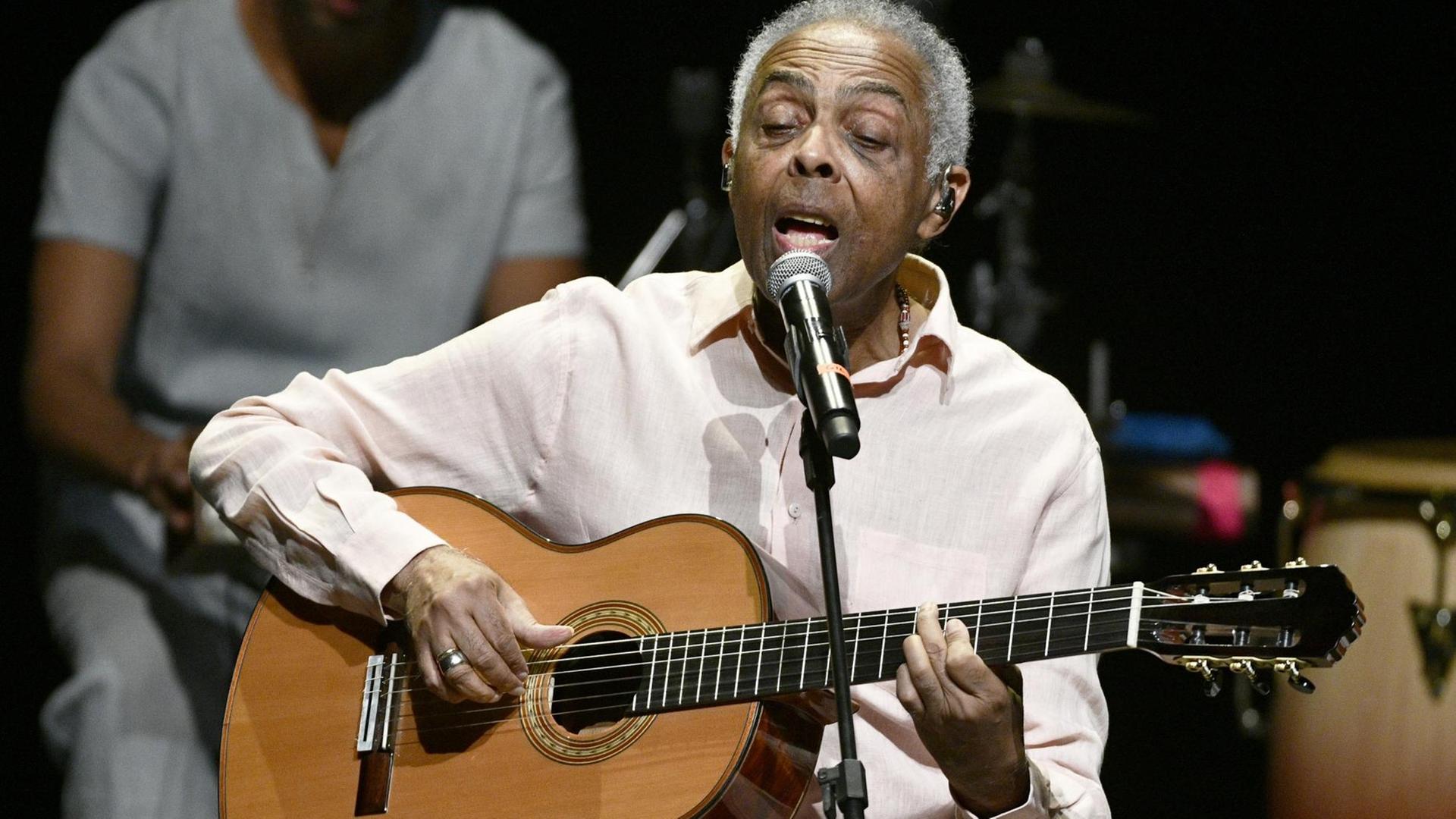ABD0182_20190705 - WIEN - ÖSTERREICH: Jazz Fest Wien: Gilberto Gil und die Batala Boom Samba Percussion Band am Freitag, 05. Juli 2019, im Rahmen ihres Konzerts in der Wiener Staatsoper. - FOTO: APA/HANS PUNZ - Special Instructions - 20190705_PD5925 | ABD0182_20190705 - WIEN - ÖSTERREICH: Jazz Fest Wien: Gilberto Gil und die Batala Boom Samba Percussion Band am Freitag, 05. Juli 2019, im Rahmen ihres Konzerts in der Wiener Staatsoper. - FOTO: APA/HANS PUNZ - Special Instructions - 20190705_PD5925 |