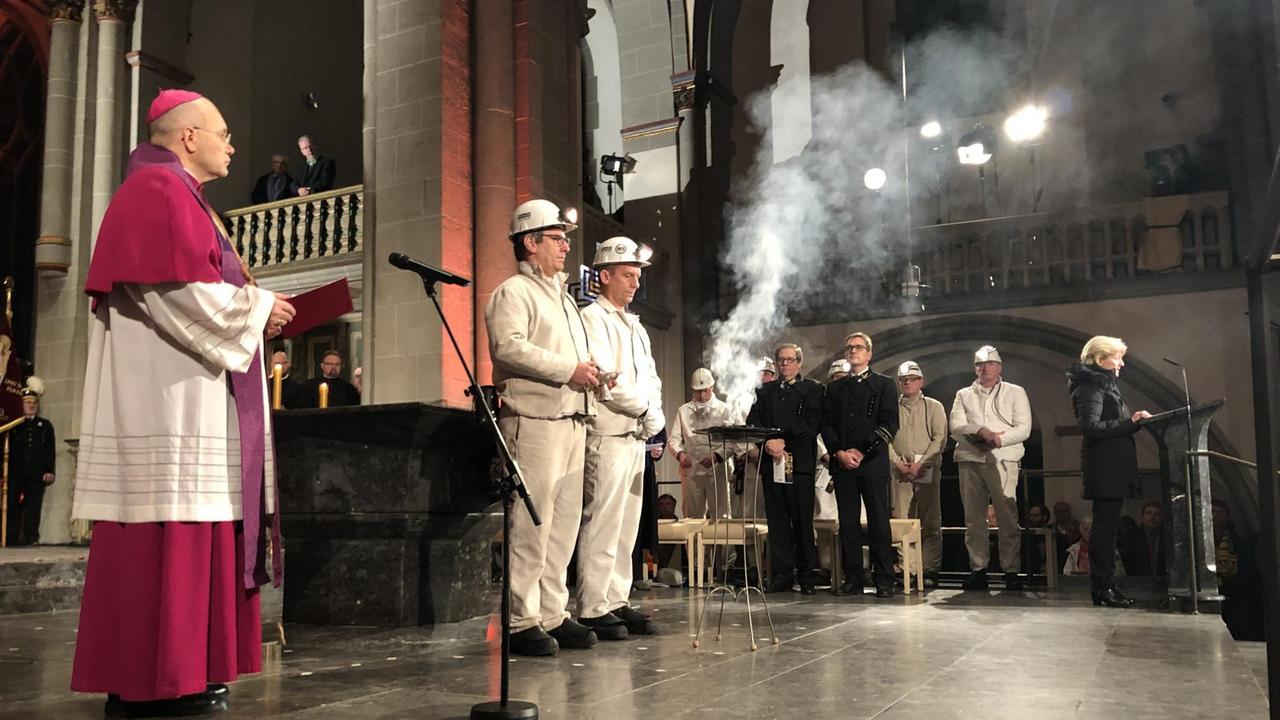 Franz-Josef Overbeck, der Bischof des Bistums Essen, mit Bergleuten beim Gottesdienst im Essener Dom. Franz-Josef Overbeck, der Bischof des Bistums Essen, mit Bergleuten beim Gottesdienst im Essener Dom.