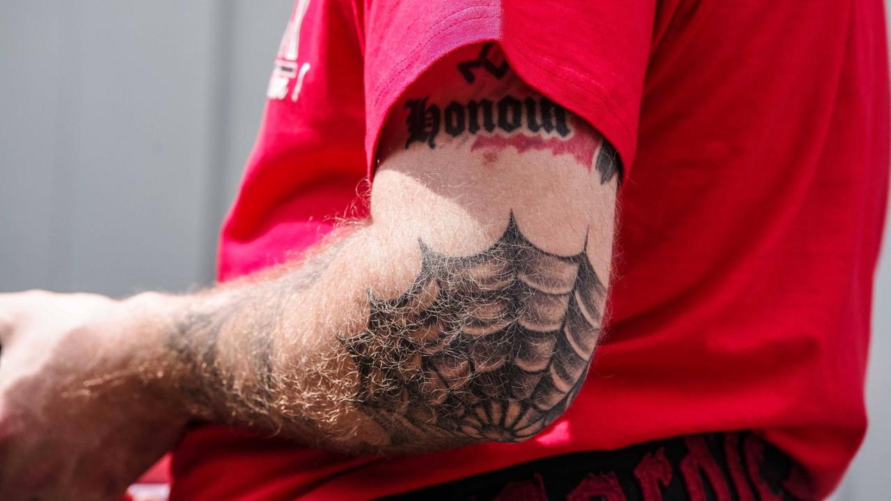 Ein Tattoo des rechtsextremen Netzwerks "Blood and Honour" auf einem Unterarm eines Mannes bei einem Neonazi-Event in Dortmund Ein Tattoo des rechtsextremen Netzwerks "Blood and Honour" auf einem Unterarm eines Mannes bei einem Neonazi-Event in Dortmund
