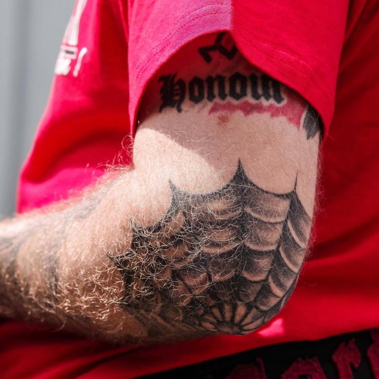 Ein Tattoo des rechtsextremen Netzwerks "Blood and Honour" auf einem Unterarm eines Mannes bei einem Neonazi-Event in Dortmund