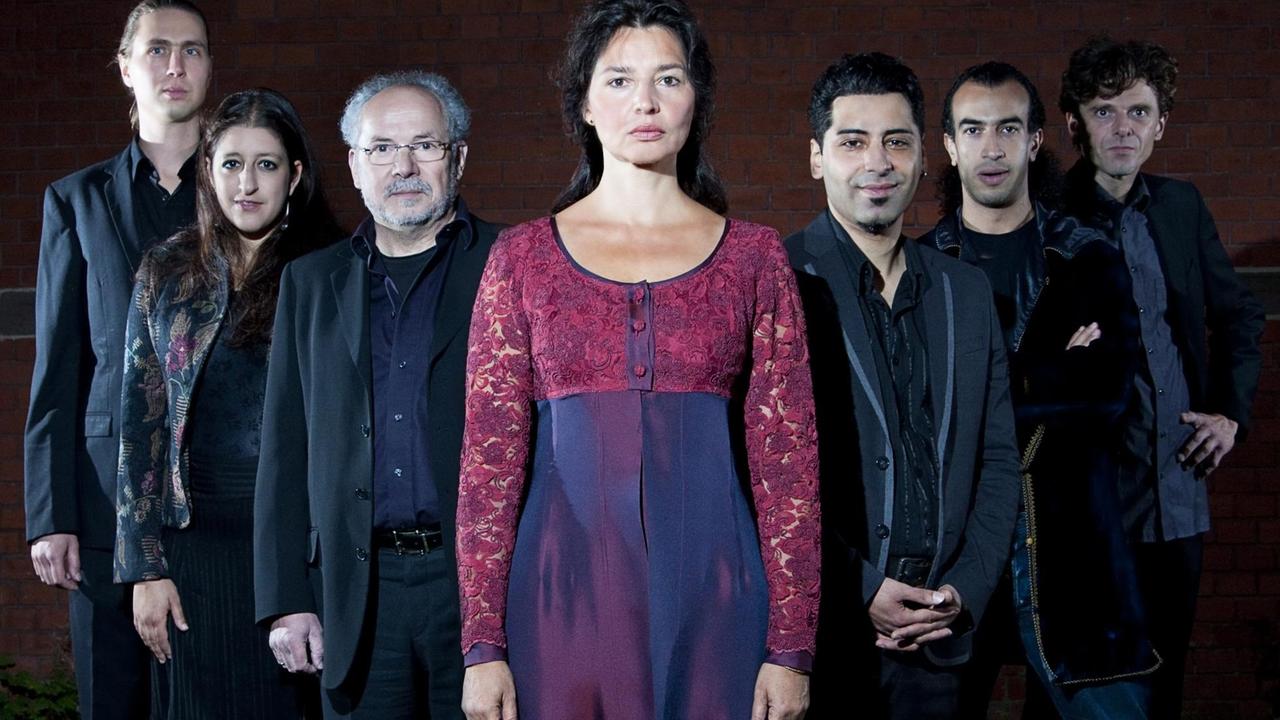 Die Sängerin und Musikerin Schirin Partowi, rechts und links je drei Musiker des Avram Ensembles Die Sängerin und Musikerin Schirin Partowi, rechts und links je drei Musiker des Avram Ensembles
