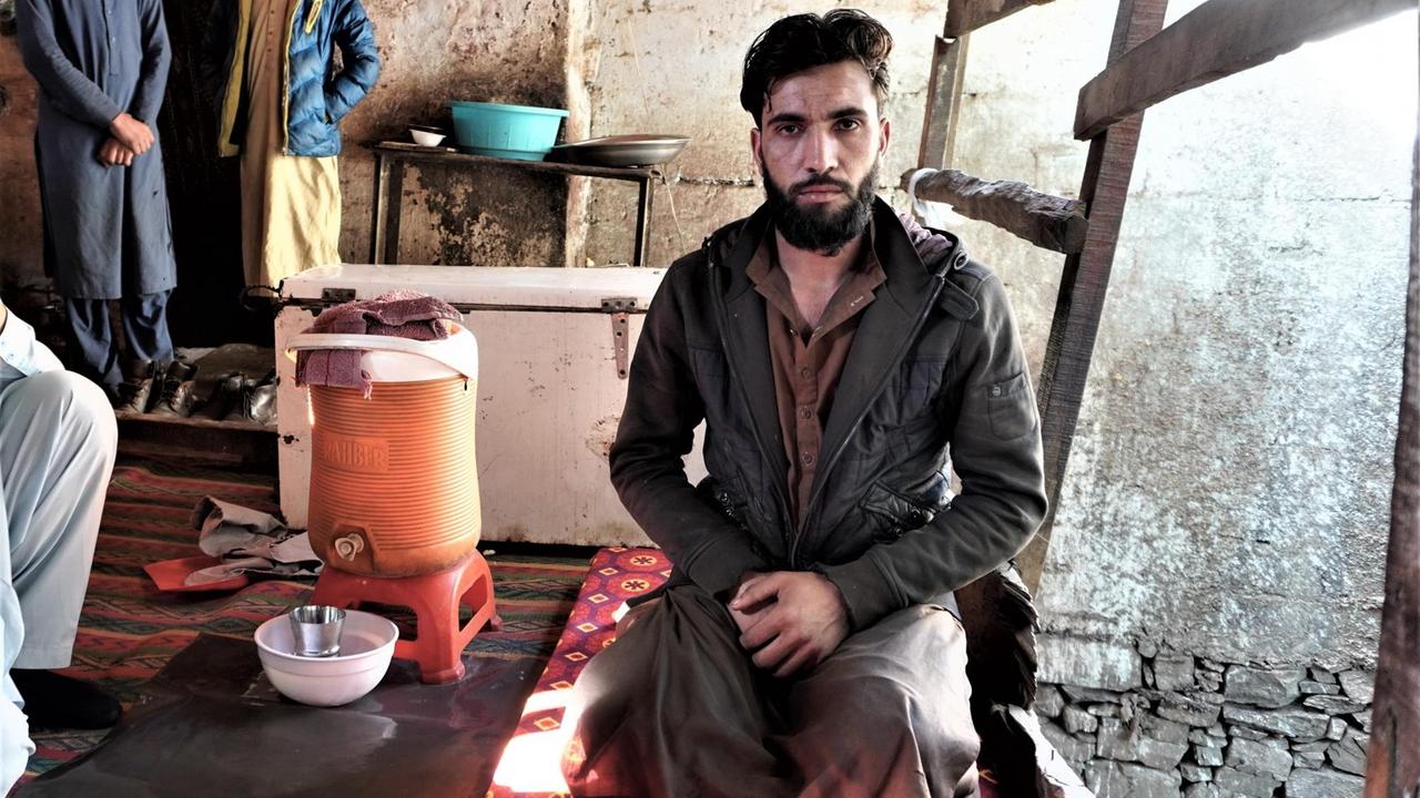 Mohammad Yunus lebt in der Provinz Kunar. Sein Familie wurde 2013 Opfer von Raketen aus Pakistan. Mohammad Yunus lebt in der Provinz Kunar. Sein Familie wurde 2013 Opfer von Raketen aus Pakistan.