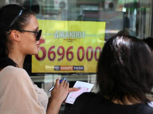 Frauen mit Lottoscheinen vor einem Lottogeschäft in der bulgarischen Hauptstadt Sofia.