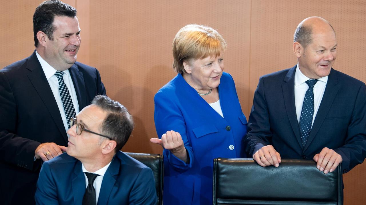 Die Kabinettsmitglieder Hubertus Heil, Heiko Maas, Angela Merkel und Olaf Scholz unterhalten sich zu Beginn der Kabinettssitzung im Bundeskanzleramt.