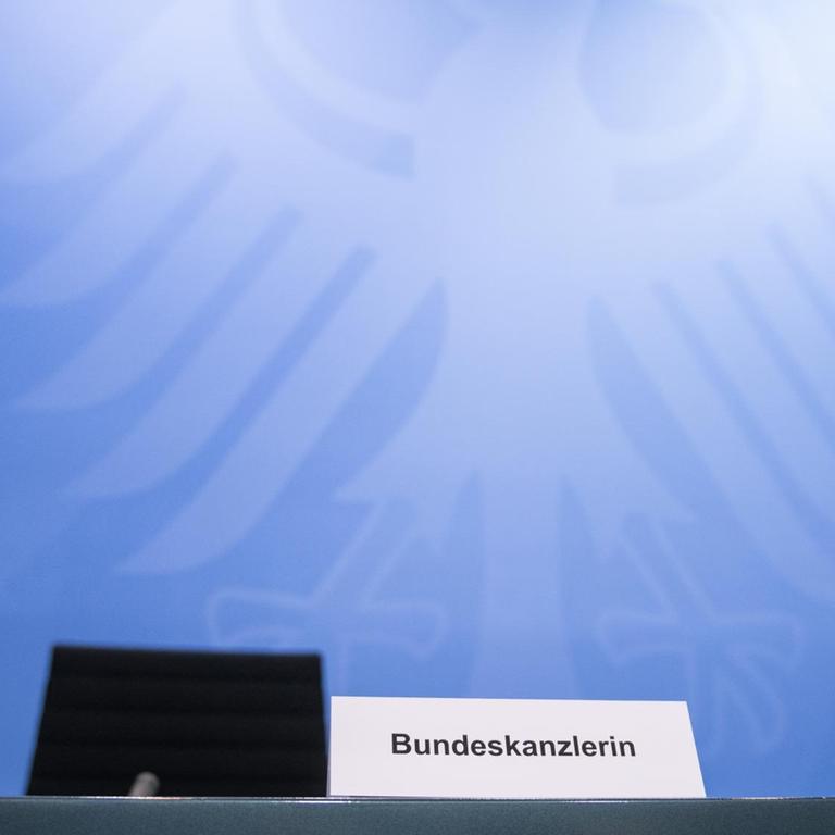 Ein Namensschild mit der Aufschrift "Bundeskanzlerin" steht im Kanzleramt.