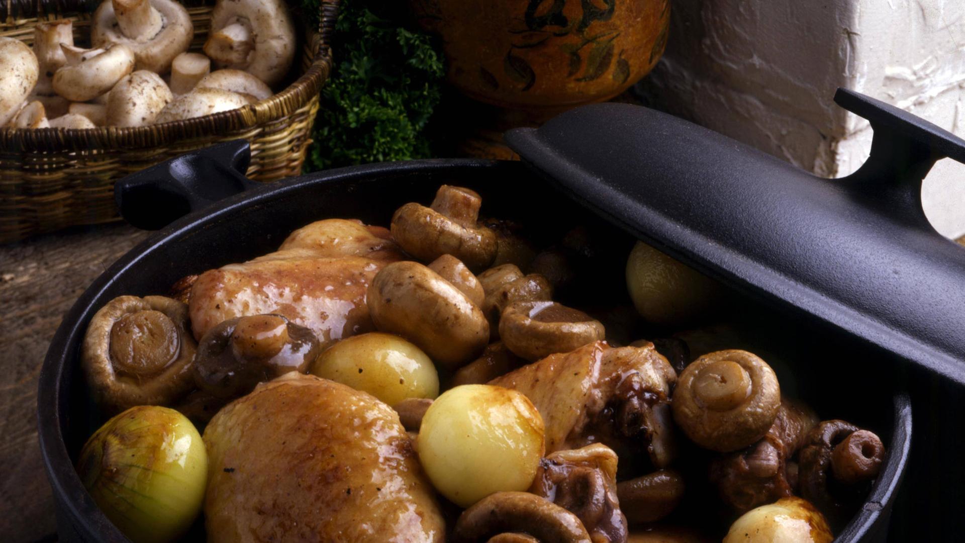 Coq Au Vin – Hühnchen in Wein gekocht – ein klassisches französisches Gericht. Coq Au Vin – Hühnchen in Wein gekocht – ein klassisches französisches Gericht.