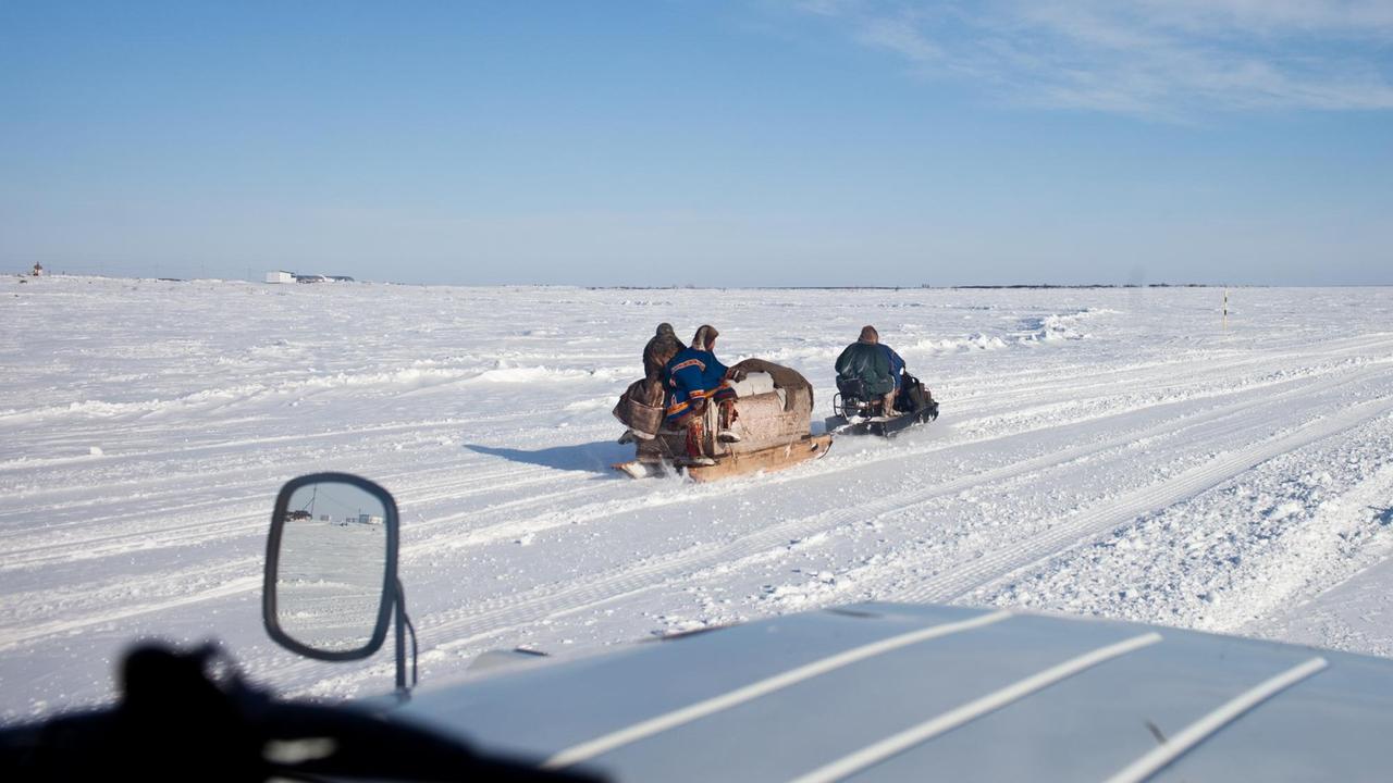 Im Winter besteht eine Verbindung zwischen Salechard und Jar-Sale auf dem Eis des Flusses Ob. Im Sommer muss die Strecke mit dem Boot zurückgelegt werden Im Winter besteht eine Verbindung zwischen Salechard und Jar-Sale auf dem Eis des Flusses Ob. Im Sommer muss die Strecke mit dem Boot zurückgelegt werden