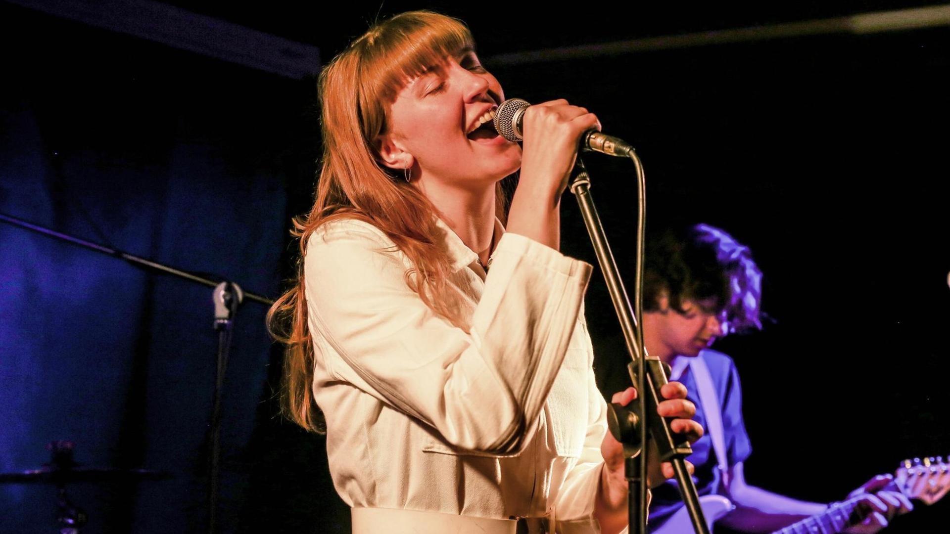Tara Nome Doyle singt mit geschlossenen Augen auf der Bühne des Clubs Acud in Berlin. Tara Nome Doyle singt mit geschlossenen Augen auf der Bühne des Clubs Acud in Berlin.