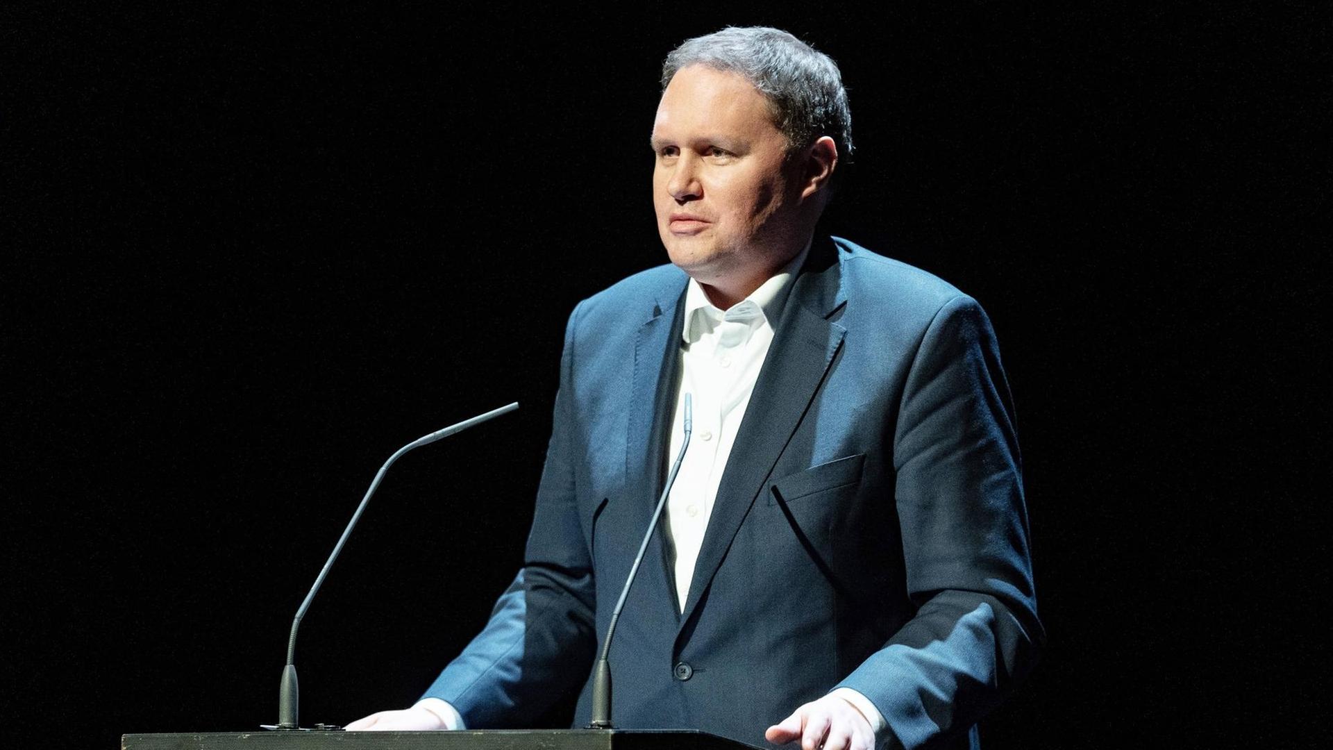 Hamburgs Kultursenator Carsten Brosda spricht bei einer Veranstaltung auf Kampnagel in Hamburg Hamburgs Kultursenator Carsten Brosda spricht bei einer Veranstaltung auf Kampnagel in Hamburg