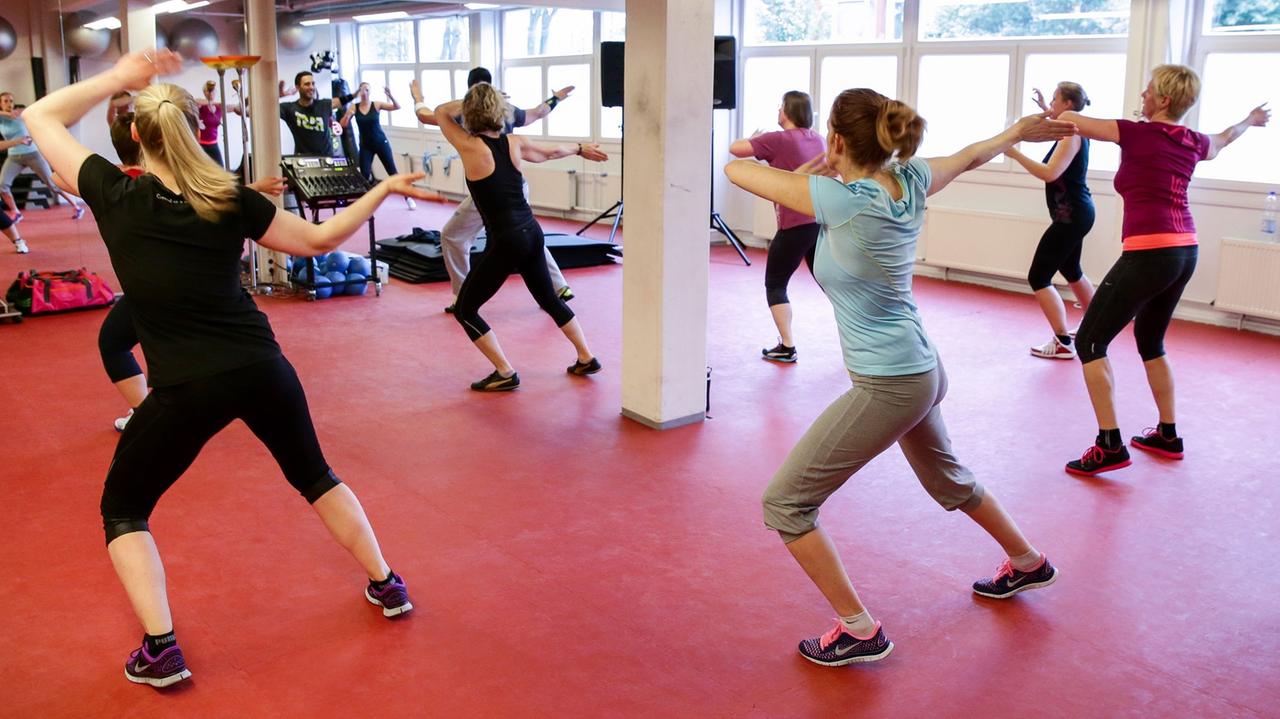 Mitarbeiter der Otto Group in Hamburg nehmen in ihrer Mittagspause am 24.04.2014 an einem Zumba-Kurs teil. Mitarbeiter der Otto Group in Hamburg nehmen in ihrer Mittagspause am 24.04.2014 an einem Zumba-Kurs teil.