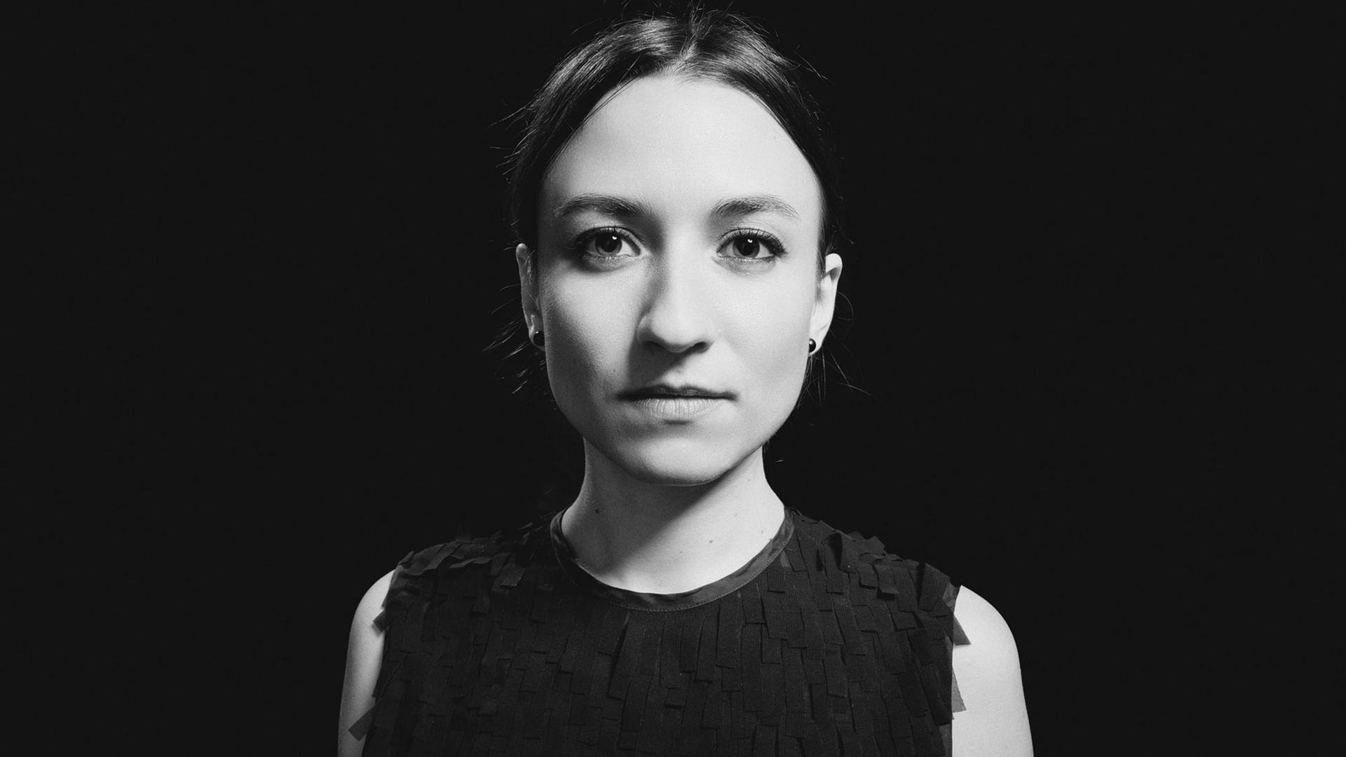 Die Schweizer Sängerin Lucia Cadotsch hat bereits mit der Band „Schneeweiss und Rosenrot“ drei Alben aufgenommen. Die Schweizer Sängerin Lucia Cadotsch hat bereits mit der Band „Schneeweiss und Rosenrot“ drei Alben aufgenommen.