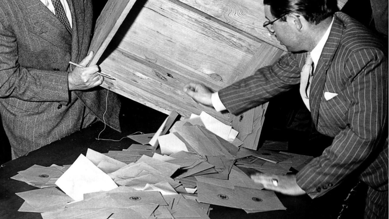 Zwei Wahlhelfer leeren am 14. August 1949 in einem Frankfurter Wahllokal eine Wahlurne zur Stimmauszählung. An diesem Tag fanden in der Bundesrepublik die Wahlen zum ersten Deutschen Bundestag statt. Zwei Wahlhelfer leeren am 14. August 1949 in einem Frankfurter Wahllokal eine Wahlurne zur Stimmauszählung. An diesem Tag fanden in der Bundesrepublik die Wahlen zum ersten Deutschen Bundestag statt.
