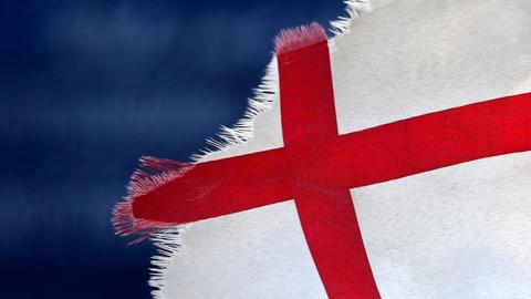 Fotografie einer an den Rändern zerlumpten englischen Flagge.