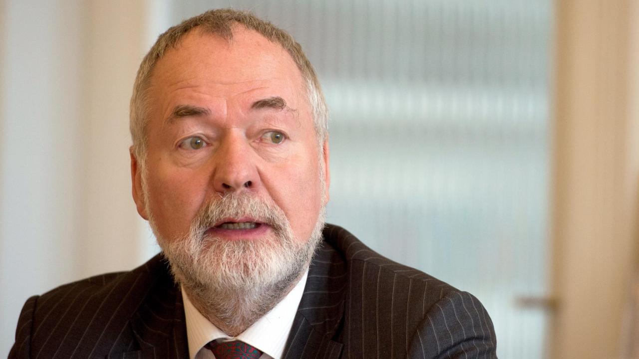 Markus Meckel, Präsident des Volksbundes Deutsche Kriegsgräberfürsorge, spricht am 16.03.2016 in Hamburg auf der Pressekonferenz zur Verleihung des Deutschen Nationalpreises. Markus Meckel, Präsident des Volksbundes Deutsche Kriegsgräberfürsorge, spricht am 16.03.2016 in Hamburg auf der Pressekonferenz zur Verleihung des Deutschen Nationalpreises.
