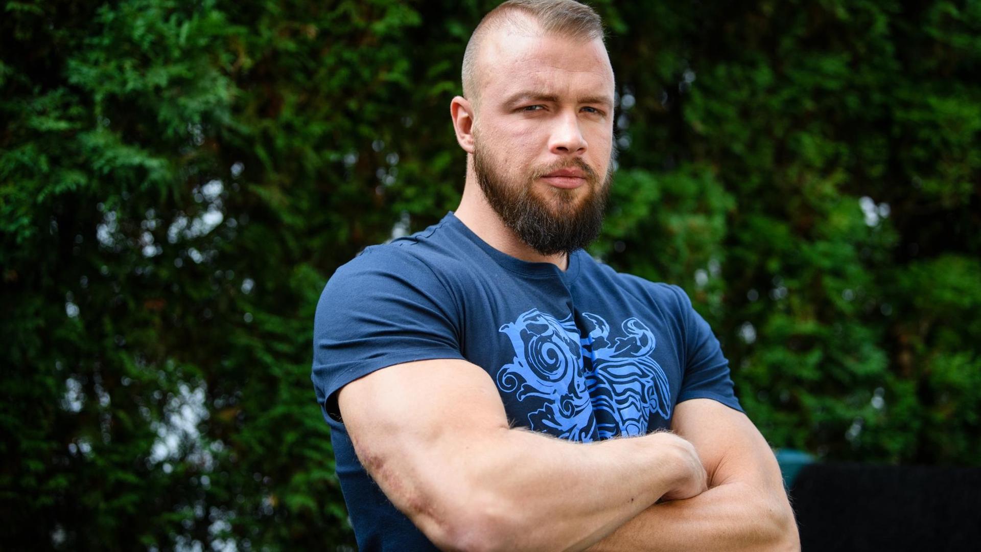 Der Rapper Kollegah blickt in die Kamera. Der Rapper Kollegah blickt in die Kamera.