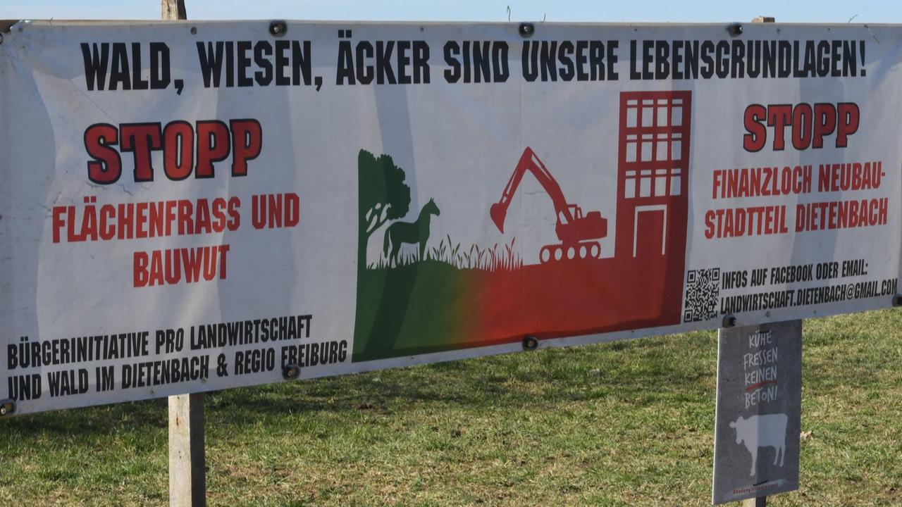 Protestplakat gegen den Bau eines neuen Stadtteils für 15.000 Menschen und tausender neuer Wohnungen in Freiburg. Der Text lautet: "Wald, Wiesen, Äcker sind unsere Lebensgrundlagen"