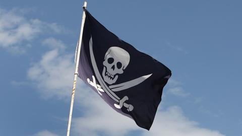Eine Piratenflagge weht in Wildpoldsried (Schwaben) im Wind.