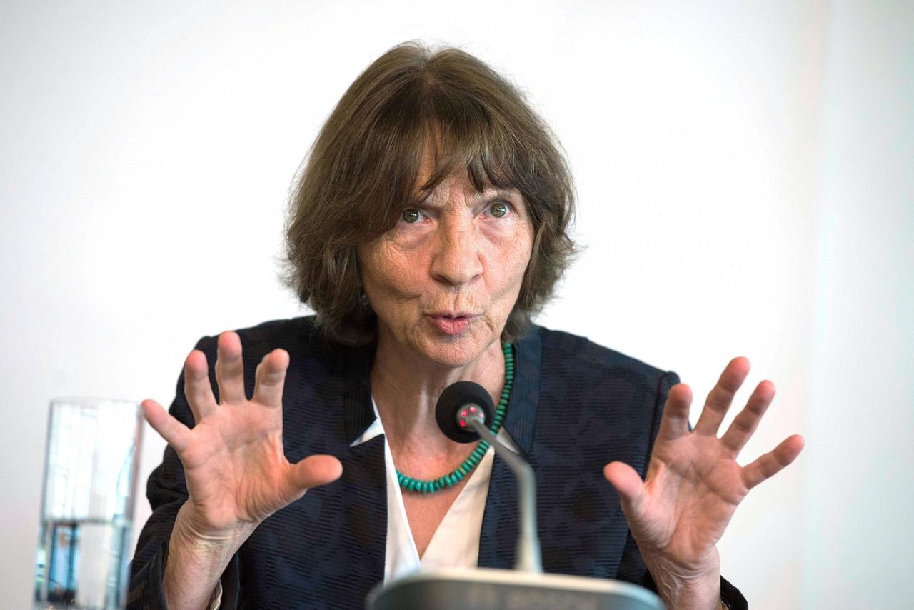 Aleida Assmann spricht in ein Mikrofon und gestikuliert. Aleida Assmann spricht in ein Mikrofon und gestikuliert.