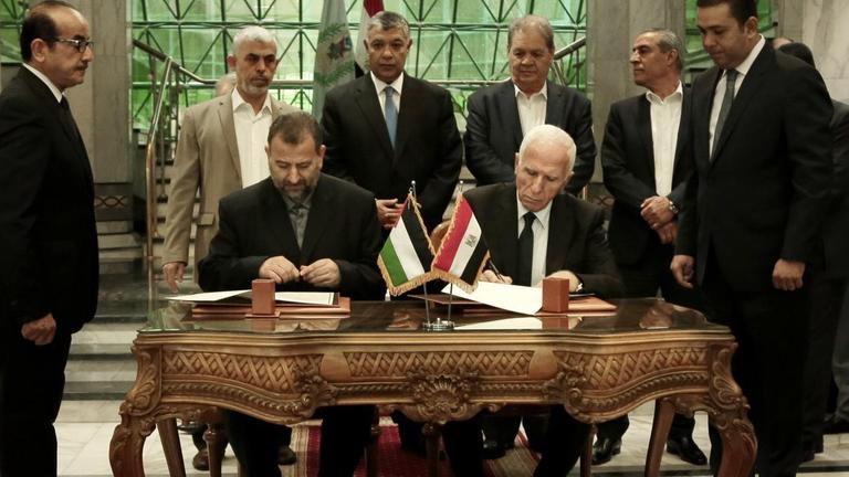 Vertreter der beiden Palästinenserorganisationen Hamas und Fatah haben in Kairo ein Abkommen zur Versöhnung unterzeichnet. Vertreter der beiden Palästinenserorganisationen Hamas und Fatah haben in Kairo ein Abkommen zur Versöhnung unterzeichnet.