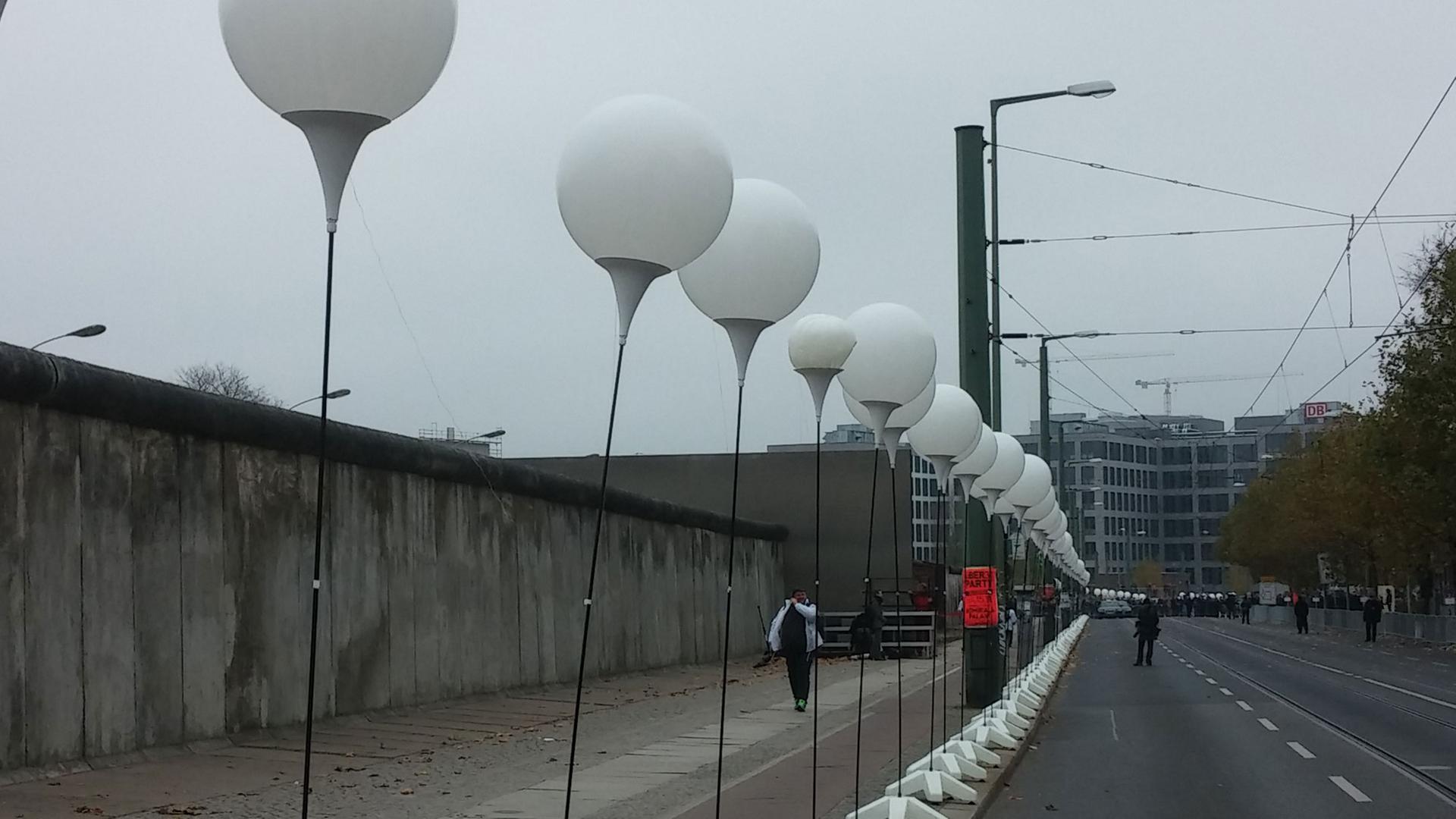 "Lichtgrenze" - weiße Ballons symbolisieren den einstigen Verlauf der Berliner Mauer. "Lichtgrenze" - weiße Ballons symbolisieren den einstigen Verlauf der Berliner Mauer.