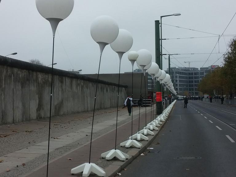 "Lichtgrenze" - weiße Ballons symbolisieren den einstigen Verlauf der Berliner Mauer.