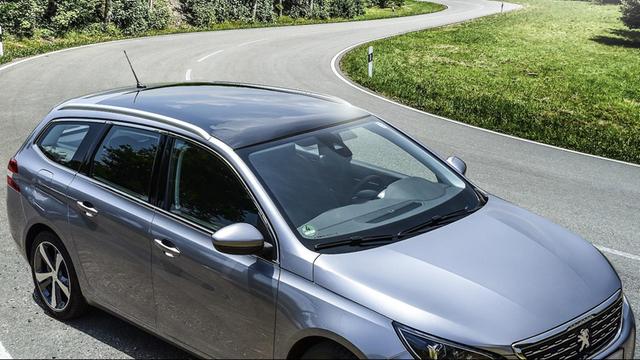Photovoltaik unsichtbar in ein Autodach integriert: Die Morpho-Color®-Glasbeschichtung ermöglicht eine Anpassung der Farbe an das Fahrzeug.