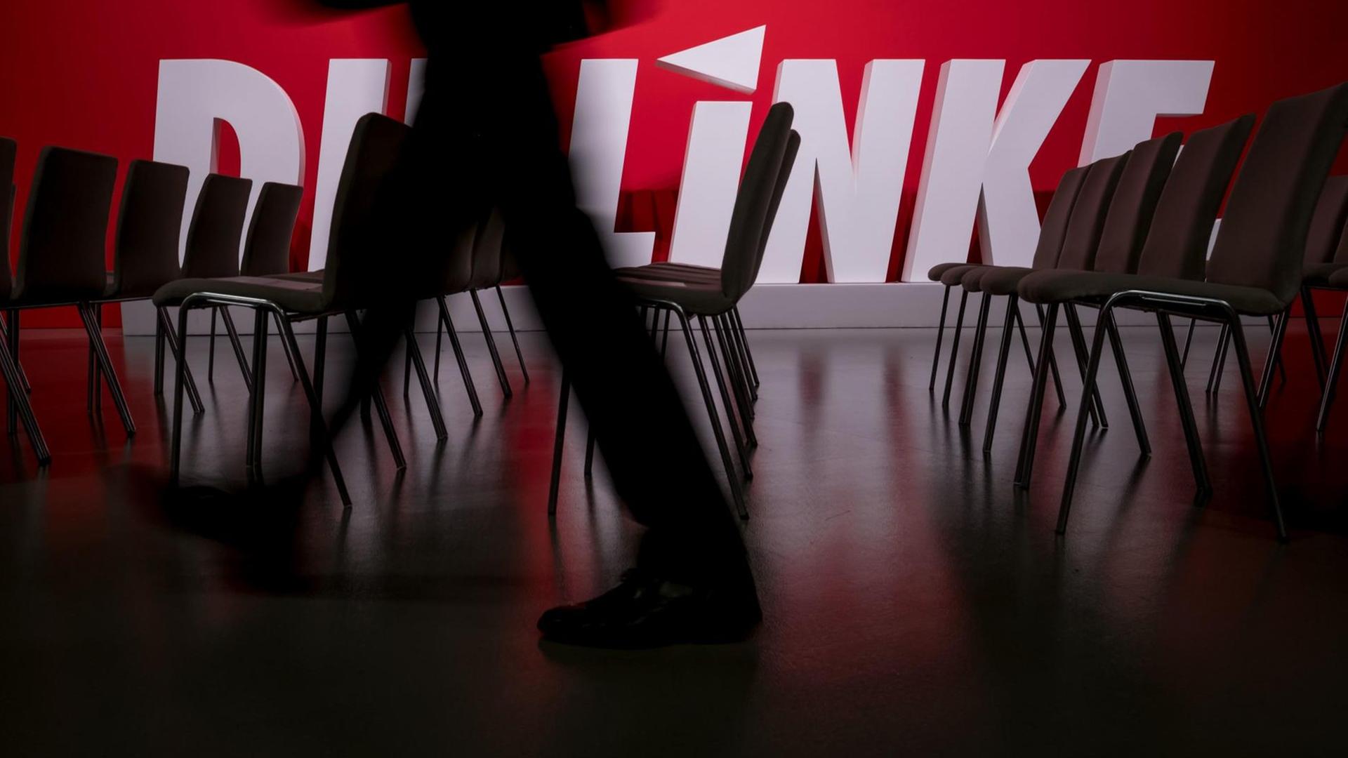 Die Stühle für die Delegierten stehen am 09.06.2017 vor dem Bundesparteitag der Linken in Hannover (Niedersachsen) bereit. Vom 09.06 bis zum 11.06.2017 hält die Partei Die Linke ihren Parteitag in Hannover ab. Die Stühle für die Delegierten stehen am 09.06.2017 vor dem Bundesparteitag der Linken in Hannover (Niedersachsen) bereit. Vom 09.06 bis zum 11.06.2017 hält die Partei Die Linke ihren Parteitag in Hannover ab.