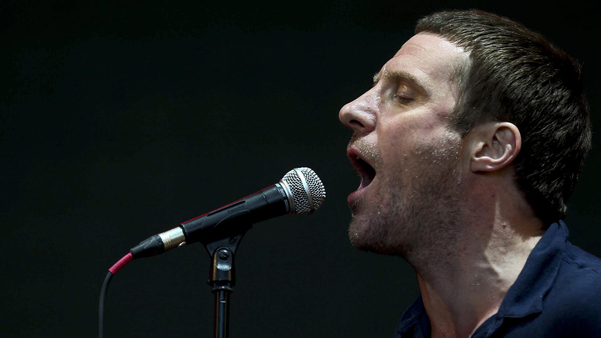 Sänger Jason Williamson vom Duo "Sleaford Mods" bei einem Auftritt in Lissabon. Sänger Jason Williamson vom Duo "Sleaford Mods" bei einem Auftritt in Lissabon.
