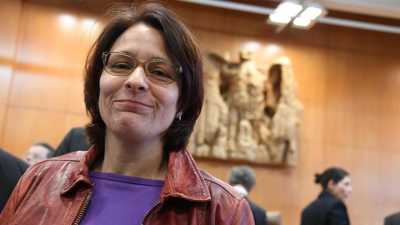 Monika Dahl, Beschwerdeführerin der Verfassungsbeschwerde 2 BvR 1068/14 zum Streikrecht für Beamte. Monika Dahl, Beschwerdeführerin der Verfassungsbeschwerde 2 BvR 1068/14 zum Streikrecht für Beamte.