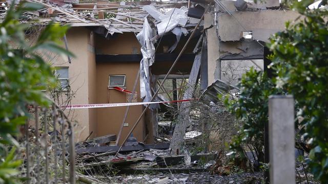 Ein beschädigtes Haus in Mishmeret , nachdem es offenbar von einer Rakete getroffen wurde.