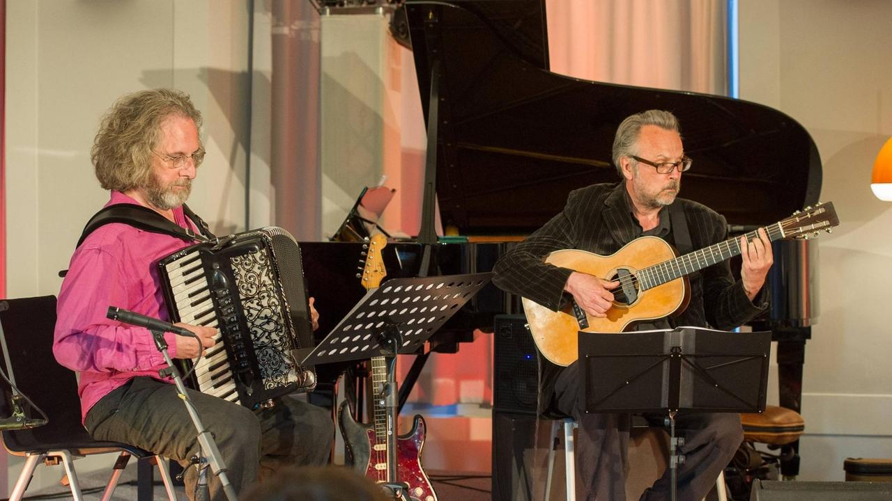 Pfingstfestival auf Schloss Ettersburg mit einem Konzert von Triophilia und Gästen. Im Bild (v.l.) Alan Bern, Michael Rodach. Pfingstfestival auf Schloss Ettersburg mit einem Konzert von Triophilia und Gästen. Im Bild (v.l.) Alan Bern, Michael Rodach.