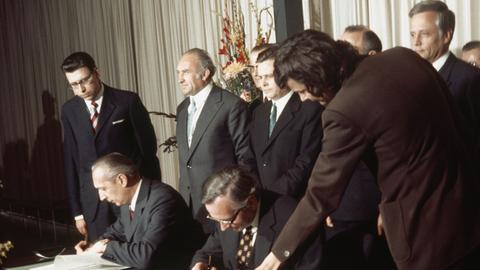 Staatssekretär Günter Gaus (r, Bundesrepublik) und der stellvertretende Außenminister Kurt Nier (l, DDR) unterzeichnen am 14. März 1974 in Bonn das Protokoll über die Errichtung ständiger Vertretungen beider deutscher Staaten. Die Vertretungen nehmen am 2. Mai 1974 ihre Arbeit auf.