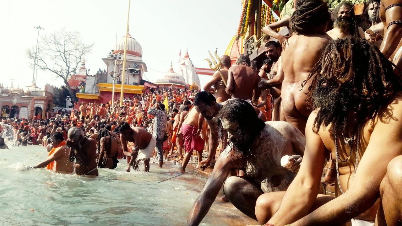 Mahashivratri Snan (Königliches Bad) in Haridwar Kumbh im April 2021. Millionen von Hindu-Anhängern nahmen ein Bad im heiligen Fluss Ganga zu dem verheißungsvollen Anlass Mahashivratri in Haridwar. Mahashivratri Snan (Königliches Bad) in Haridwar Kumbh im April 2021. Millionen von Hindu-Anhängern nahmen ein Bad im heiligen Fluss Ganga zu dem verheißungsvollen Anlass Mahashivratri in Haridwar.