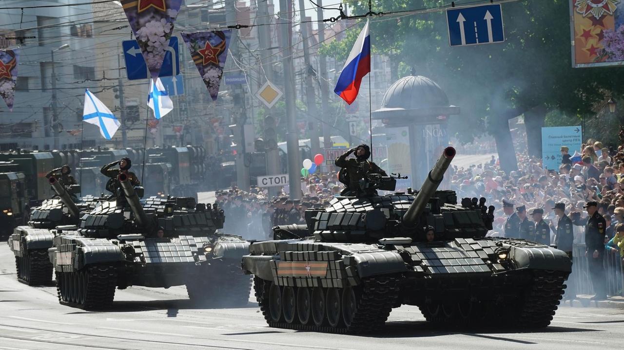 Russische Panzer bei Militärparade