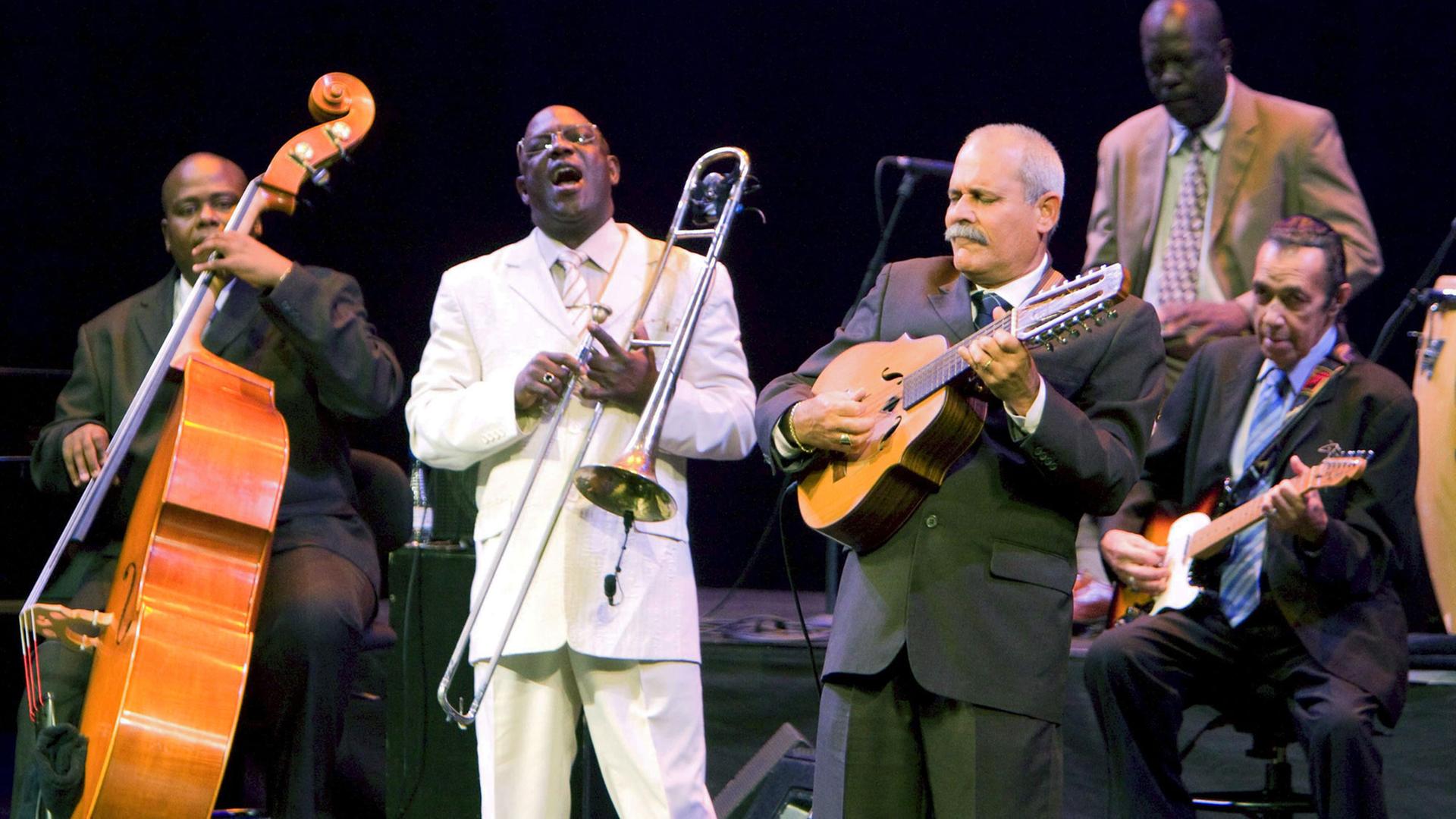 Mitglieder des kubanischen Orchesters "Buena Vista Social Club" während eines Konzerts 2009 im spanischen San Sebastian Mitglieder des kubanischen Orchesters "Buena Vista Social Club" während eines Konzerts 2009 im spanischen San Sebastian